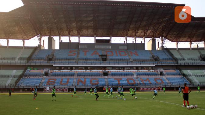 Skuat Persebaya saat berlatih di Stadion Gelora Bung Tomo di Surabaya, Rabu (6/11/2019). (Bola.com/Aditya Wany)