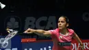 Pebulutangkis tunggal puteri India, Saina Nehwal berusaha mengembalikan bola saat laga melawan Pai Yu Po (Taiwan) di BCA Indonesia Open 2016, Istora Senayan, Jakarta, Selasa (31/5/2016). Saina unggul 21-11, 19-21, 21-15. (Liputan6.com/Helmi Fithriansyah)