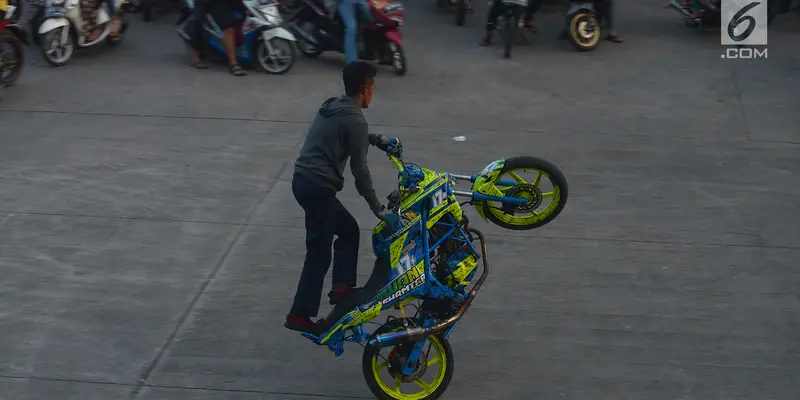 Ngabuburit dengan Aksi Freestyle Sepeda Motor