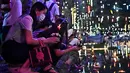 Orang-orang melepaskan lampion mengambang di kolam selama festival Loy Krathong di Bangkok (8/11/2022). Loy Krathong dirayakan setiap tahun di seluruh Thailand sebagai penghormatan kepada dewi air. (AFP/Lillian Suwanrumpha)