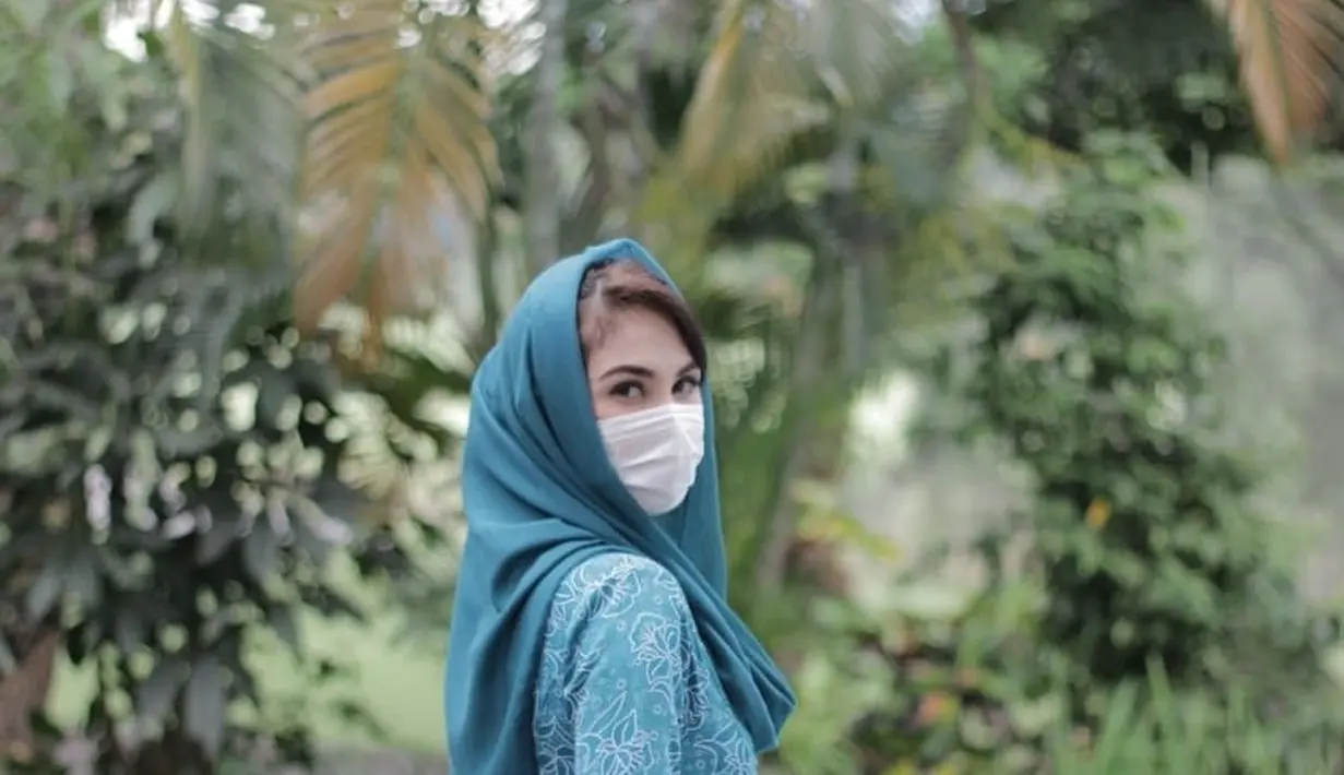 Arumi Bachsin juga tetap modis lengkap dengan gaya kerudung andalannya. Kesederhanaanya selalu mendapat pujian dari masyarakat. (Liputan6.com/IG/@arumibachsin_94).