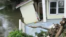 Kondisi bangunan rumah yang amblas akibat longsor di bantaran Kali Ciliwung, Kelurahan Bidara Cina, Jakarta Timur, Senin (19/3). Terdapat dua bangunan yang terdampak longsor, yaitu rumah dan indekos. (Liputan6.com/Herman Zakharia)