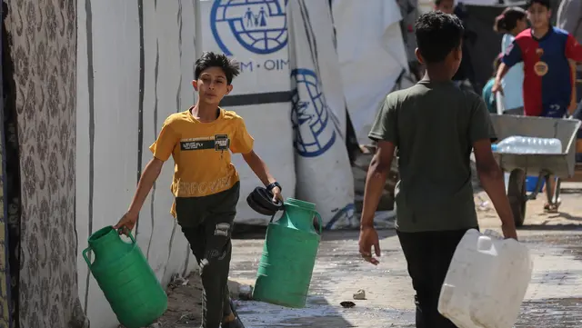 Bantuan Tiba, Seperti Ini Antrean Warga Gaza Penuhi Kebutuhan Air Bersih