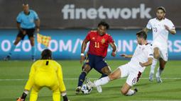 Penyerang Spanyol, Adama Traore, berusaha melewati pemain Swiss pada laga UEFA Nations League di Stadion Alfredo di Stefano, Minggu (11/10/2020). Spanyol menang dengan skor 1-0. (AP Photo/Manu Fernandez)