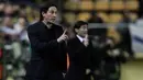 Pelatih Leverkusen, Roger Schmidt terus memotivasi pemainnya saat melawan Villareal pada leg pertama 16 besar Liga Europa di Stadion El Madrigal, Villareal, Jumat (11/3/2016) dini hari WIB. (AFP/Jose Jordan)