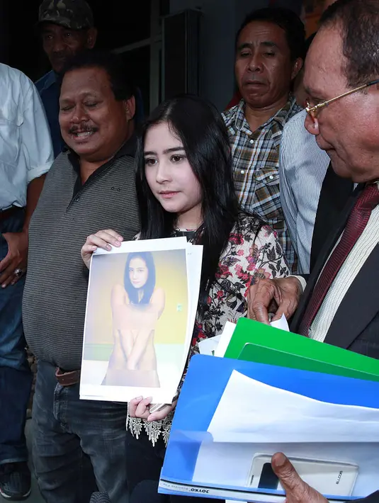 Prilly Latuconsina menunjukkan foto rekayasa dirinya yang seolah-olah berpose tanpa busana. Kasus seperti ini bukanlah hal baru di jagad hiburan. (Deki Prayoga/Bintang.com)