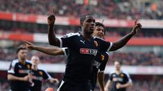 Pemain Watford, Odion Ighalo, merayakan gol yang dicetaknya ke gawang Arsenal pada putaran keenam Piala FA di Stadion Emirates, London, Minggu (13/3/2016). (Action Images via Reuters/Tony O'Brien)