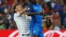 Gelandang Prancis, N'golo Kante (kanan) berebut bola udara dengan gelandang Albania, Ledian Memushaj pada pertandingan Grup A Piala Eropa 2016 Stade Velodrome, Prancis, Kamis (16/6). Prancis menang atas Albania dengan skor 2-0. (REUTERS/Yves Herman)