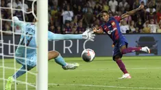 Pemain Barcelona Ansu Fati mencetak gol ke gawang Tottenham Hotspur pada pertandingan sepak bola Trofi Joan Gamper 2023 di Estadi Olimpic Lluis Companys, Barcelona, Spanyol, 8 Agustus 2023. (Pau BARRENA/AFP)