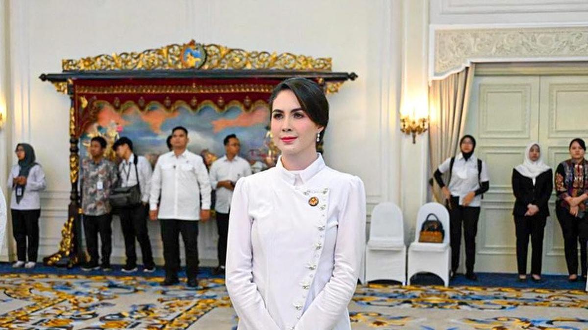 Tanpa Barand Branded, Arumia Bachsin Dilantik Jadi Ketua Dekranasda Jatim dengan Kebaya Janggan Putih