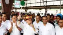 Ketua DPR RI Setya Novanto melepas pemudik usai sidak di Stasiun Senen, Jakarta, Kamis (22/6). Sidak ini dilakukan guna mengecek kesiapan mudik Lebaran 2017. (Liputan6.com/Angga Yuniar)