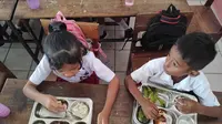 Siswa SD Negeri Kelapa Lima saat mendapat program makan bergizi gratis . (Istimewa)
