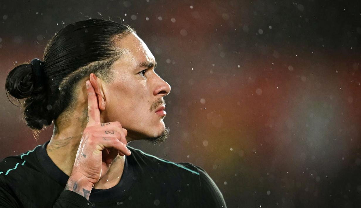 Pemain Liverpool, Darwin Nunez menempelkan jarinya ke kuping saat melakukan selebrasi setelah mencetak gol ke gawang Southampton pada laga perempat final Carabao Cup 2024/2025 yang berlangsung di St Mary's Stadium, Southampton, Inggris, Kamis (19/12/2024) WIB. (AFP/Justin Tallis)