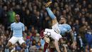 Bek Manchester City, Nicolas Otamendi, berebut bola dengan gelandang Burnley, Ashley Barnes, pada laga Premier League di Stadion Etihad, Manchester, Sabtu (21/10/2017). City menang 3-0 atas Burnley. (AP/Martin Rickett)