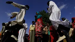 Warga Sudan menghadiri upacara perayaan setelah kedatangan perwakilan pemerintah Sudan dan kelompok bersenjata yang menandatangani kesepakatan perdamaian final di Juba, untuk mengakhiri konflik bersenjata di antara mereka, di Khartoum, Sudan, pada 8 Oktober 2020. (Xinhua/Mohamed Khidir)