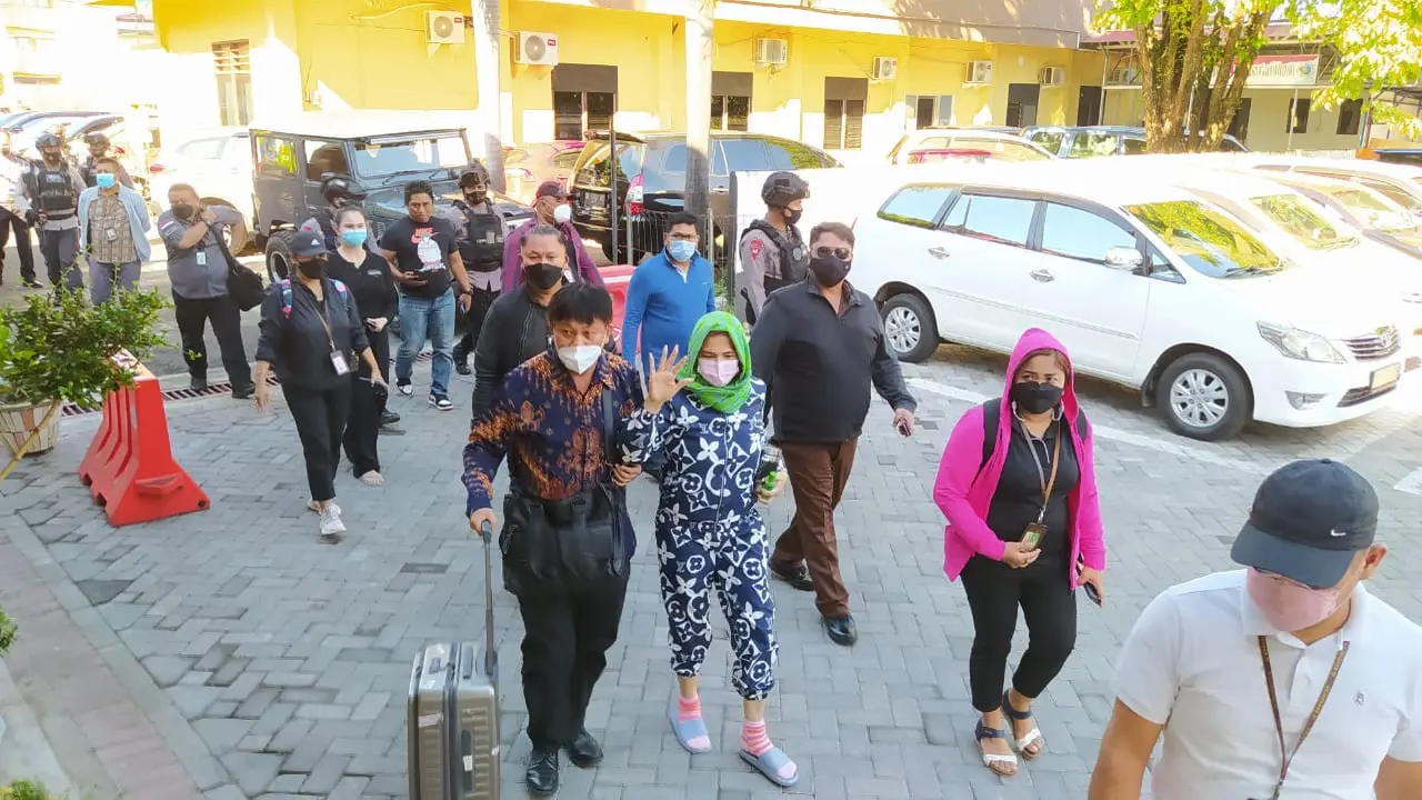 Tersangka VAP alias Vonnie setelah tiba di Bandara Sam Ratulangi Manado langsung dibawa ke Rutan Polda Sulut untuk ditahan.