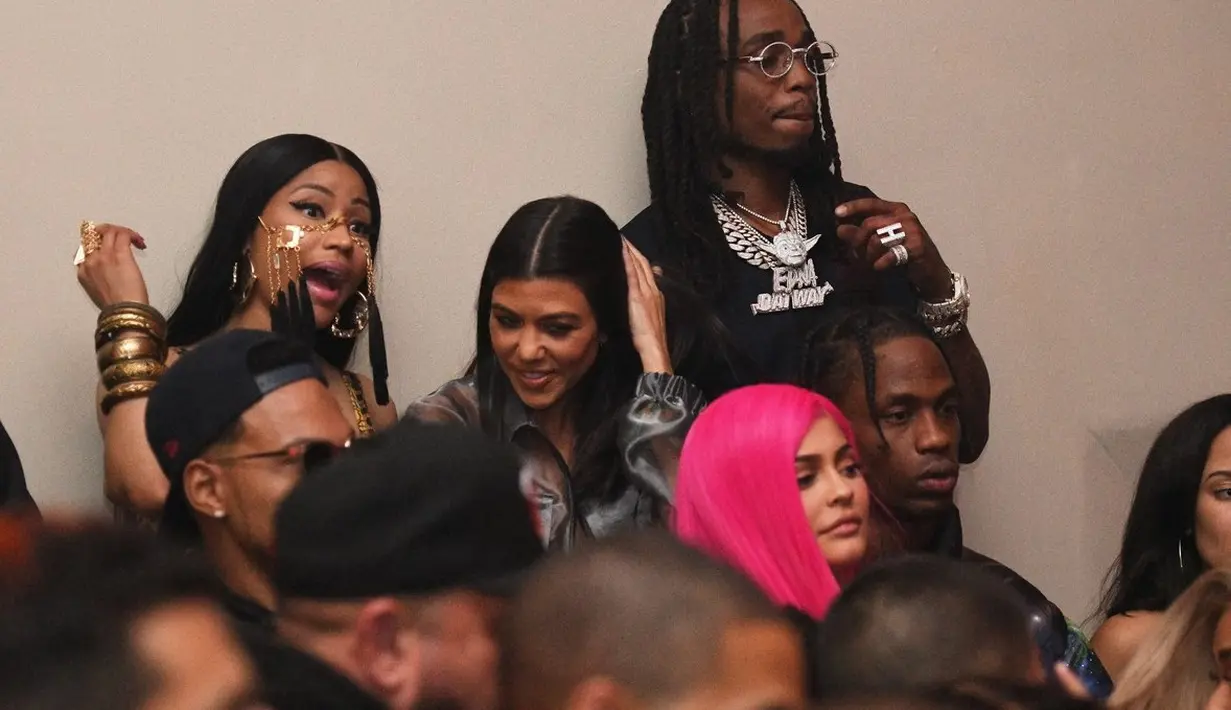 Dalam video Nicki Minaj, Kourtney memberikan lambang "peace" dan memperlihatkan dirinya yang tengah bersenang-senang dengan Younes Bendjima. (Just Jared)