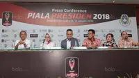 Direktur utama PT LIB, Berlington Siahaan (tengah) membuka press conference Piala Presiden 2018 di Hotel Sultan, Jakarta, (12/1/2018). Piala Presiden akan dimulai pada 16 Januari 2018. (Bola.com/Nicklas Hanoatubun)