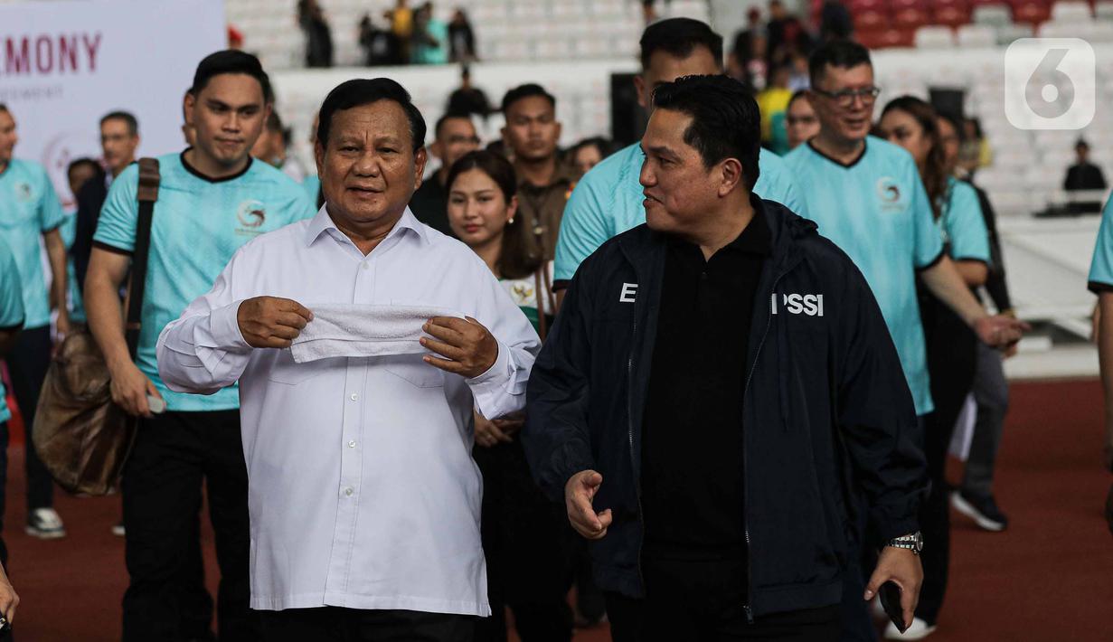 Pendiri Garudayaksa Prabowo Subianto (kiri depan) bersama Ketua Umum PSSI Erick Thohir sesaat usai menandatangangi Memorandum of Understanding (MoU) di Stadion Utama Gelora Bung Karno, Jakarta, Senin (8/1/2024). (Liputan6.com/Faizal Fanani)