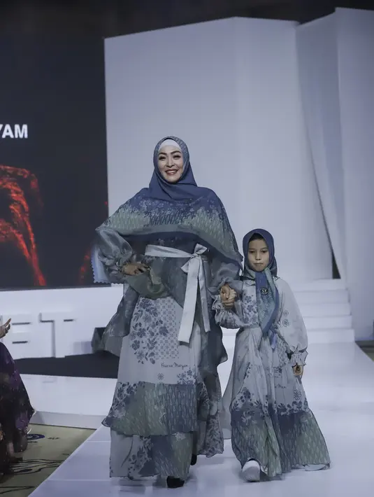 Sudah berburu baju seragam keluarga untuk Lebaran tahun ini? Lihat model terbaru dari Angelina Sondakh-Adelia Pasha