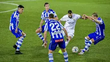 Striker Real Madrid, Karim Benzema, berusaha melewati pemain Alaves pada laga Liga Spanyol di Stadion Mendizorroza, Sabtu (23/1/2021). Real Madrid menang dengan skor 4-1. (AP/Alvaro Barrientos)