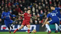 Gelandang Liverpool, Philippe Coutinho, berusaha melewati pemain Chelsea pada laga Premier League di Stadion Anfield, Sabtu(25/11/2017). Kedua tim bermain imbang 1-1. (AFP/Paul Ellis)