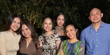 Rossa terlihat hadir merayakan ulang tahun Yura Yunita mengenakan atasan lengan panjang coklat kerah v neck. Ada juga Aaliyah Massaid mengenakan atasan cardigan coklat muda. [@aaliyah.massaid]