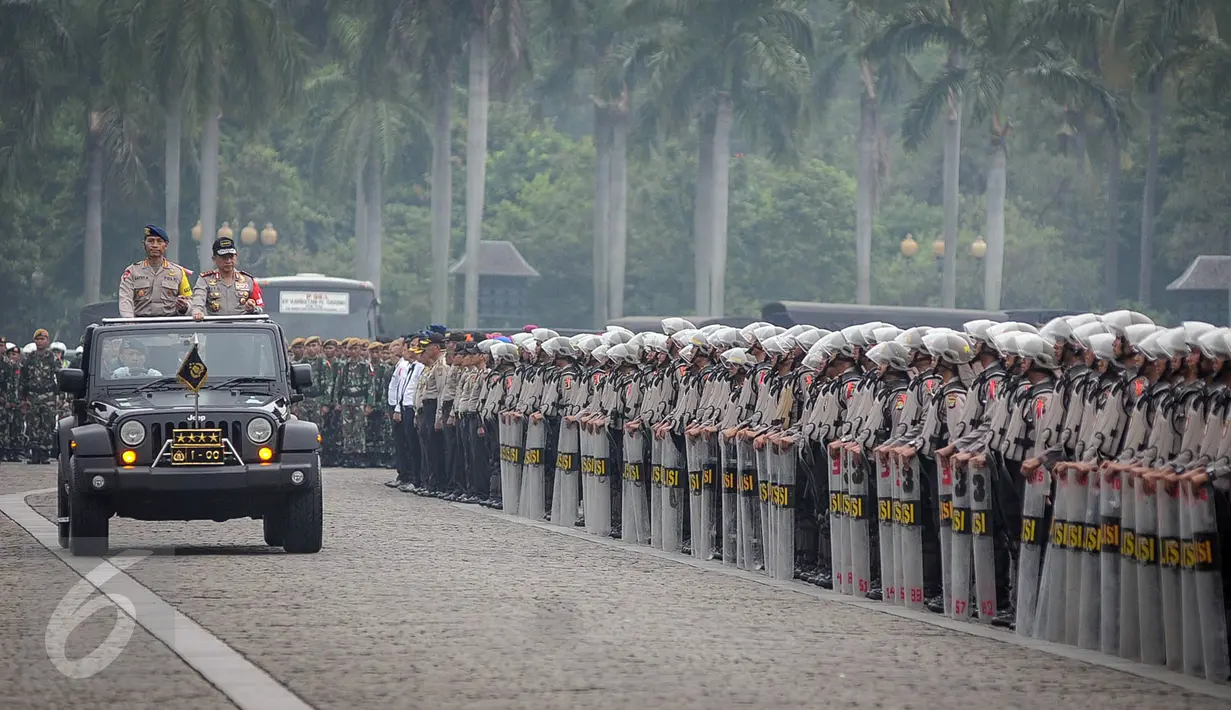 Kapolri Jenderal Pol Tito Karnavian memeriksa pasukan saat memimpin apel gelar pasukan ops Mantap Praja Jaya dalam rangka PAM Pilkada Serentak 2017 di Lapangan Monas, Jakarta, Rabu (12/10). (Liputan6.com/Faizal Fanani)