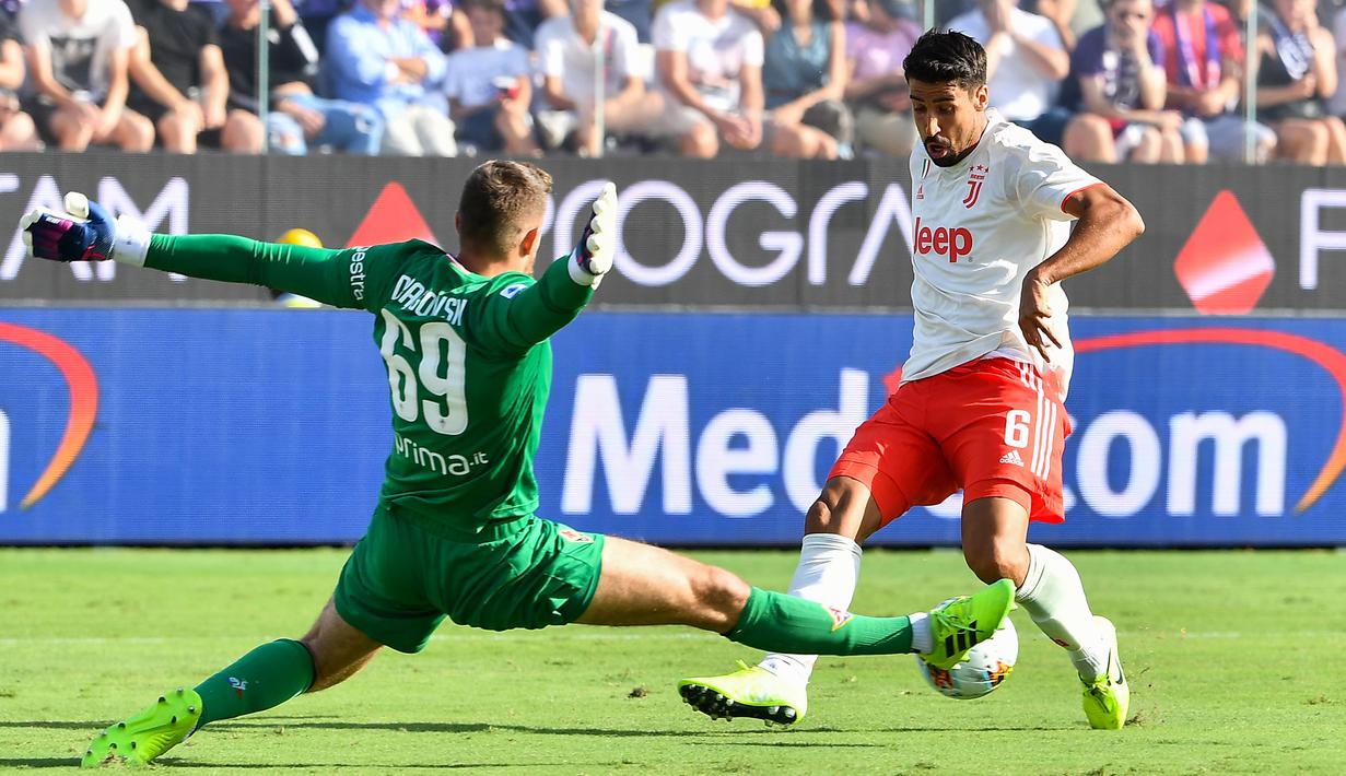 Gelandang Juventus, Sami Khedira, berusaha membobol gawang Fiorentina pada laga Serie A di Stadion Artemio Franchi, Florence, Sabtu (14/9). Kedua klub bermain imbang 0-0. (AFP/Vincenzo Pinto)