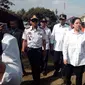 Didampingi Kapolda Jabar Irjen Pol. Rudy Sufahriadi, Menteri PMK Puan Maharani, bersiap mengecek kesiapan rute mudik nasional Jabar selatan di pos terpadu, Nagreg, Kabupaten Bandung Jawa Barat (Liputan6.com/Jayadi Supriadin)