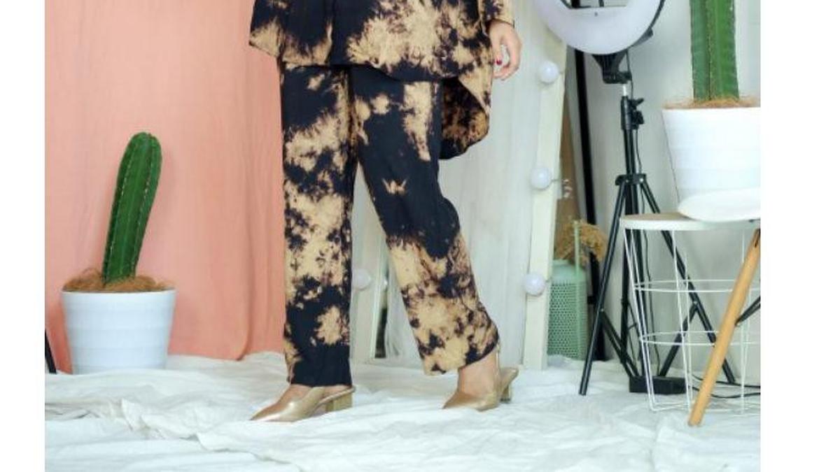 7 Inspirasi Setelan Tie Dye Hijab Kekinian untuk OOTD Harian Remaja Muslimah, Stylish tapi Syar'i