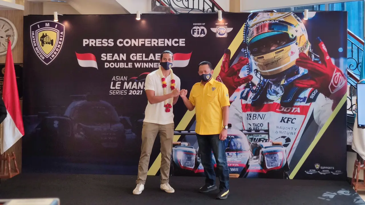 Sean Gelael bersama ketua IMI