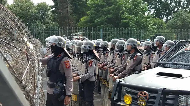 Aparat kepolisian melakukan penjagaan di sekitar kawasan Kompleks DPR/MPR. (Liputan6.com/Ady Anugrahadi)