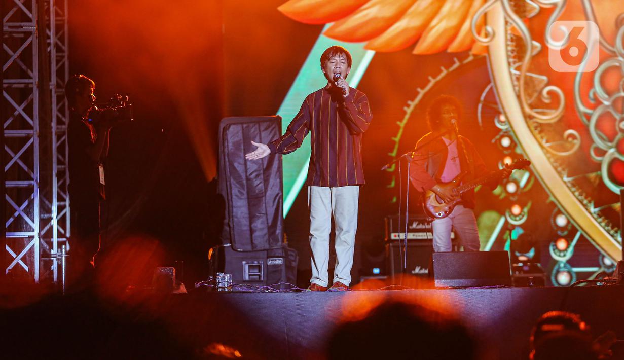 Grup band D'Masiv menghibur penonton Titik Kumpul Festival 2024 di Stadion Madya GBK, Jakarta Pusat, Sabtu (27/4/2024). (Liputan6.com/Angga Yuniar)