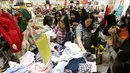 Pengunjung berebut pakaian pada pembukaan Centro Department Store di Pesona Square Depok, Kamis (20/12). Menjelang libur natal dan tahun baru, masyarakat mulai berburu diskon. (Liputan6.com/Fery Pradolo)