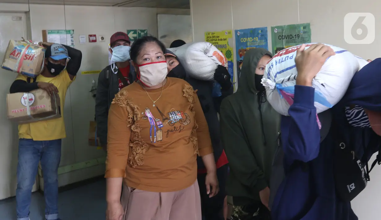 Sejumlah penumpang Kapal Doro Londa saat tiba di Pelabuhan Tanjung Priok, Jakarta, Kamis (20/5/2021). Pelabuhan Tanjung Priok kembali beroperasi pasca larangan mudik Lebaran 2021 dari Pemerintah. (Liputan6.com/Herman Zakharia)