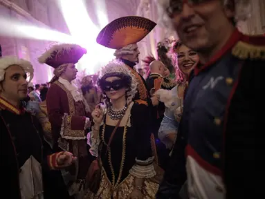 Orang-orang mengambil bagian dalam Nuit Royale, sebuah acara kostum abad kedelapan belas di Istana Venaria Reale, bekas kediaman kerajaan, Turin, Italia, Sabtu (3/10/2015). (AFP Photo/Marco Bertorello) 