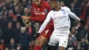 Bek Liverpool, Virgil van Dijk berebut bola udara dengan bek KRC Genk, Carlos Cuesta pada pertandingan lanjutan Grup E Liga Champions di Stadion Anfield, Inggris (5/11/2019). Liverpool menang tipis 2-1 atas Genk. (AP Photo/Jon Super)