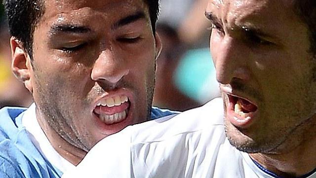 Luis Suarez kontra Giorgio Chiellini di Piala Konfederasi
