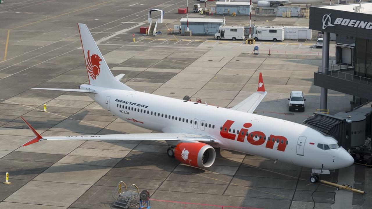 Pesawat Lion Air terparkir di Terminal 2 Bandara Internasional Soekarno Hatta, Kota Tangerang. Meski berulang kali diguncang gempa, penerbangan menuju Lombok masih berjalan normal.