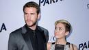 Keluarga Miley Cyrus dan Liam Hemsworth mengatakan bahwa mereka ingin mereka berdua memberikan seorang bayi di hari Natal nanti. (HollywoodLife)