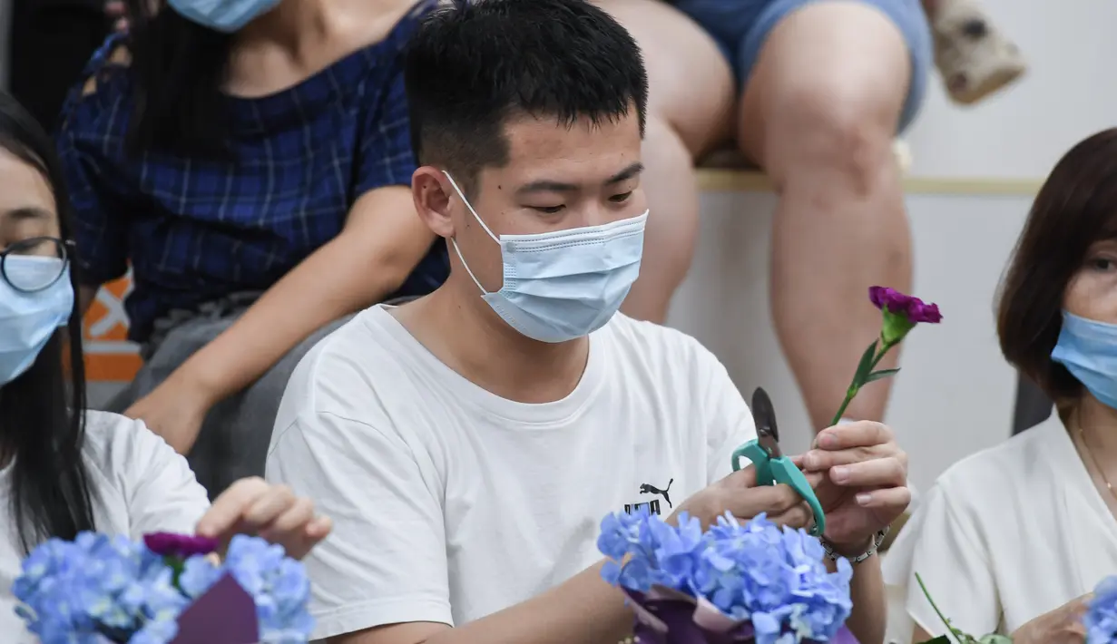 Seorang pria menghadiri kelas merangkai bunga di "Youth Channel" di Shenzhen, China (2/9/2020). Youth Channel adalah pusat komunitas yang menyediakan kuliah dan kelas budaya, seperti kursus ukulele dan keterampilan merangkai bunga bagi kaum muda sepulang bekerja. (Xinhua/Mao Siqian)