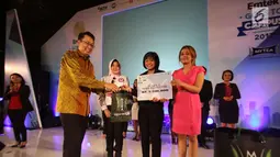 Motivator Tung Desem Waringin (kiri) dan Komisioner Komisi Penyiaran Indonesia, Nuning Rodiyah memberi hadiah kepada peserta audisi News Presenter Competition EGTC 2017 di Universitas Gadjah Mada, Yogyakarta, Rabu (1/11). (Liputan6.com/Helmi Afandi)