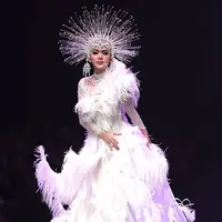 Syahrini tampil memukau dengan mengenakan hiasan kepala seperti jarum-jarum. (Foto: instagram.com/princessyahrini)