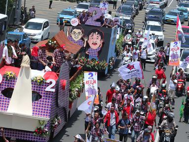 Pasangan Basuki T Purnama dan Djarot Saiful Hidayat menyapa warga saat berada di mobil karnaval di Thamrin, Jakarta, Sabtu (29/10). Karnaval tersebut merupakan bentuk kampanye damai untuk pemilihan Gubernur DKI Jakarta. (Liputan6.com/Angga Yuniar)