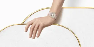 Coussin De Cartier adalah jam tngan yang dibuat untuk digunakan pada malam hari, terdiri dari versi emas dan berlian, versi dua warna, dan lebih eksperimental, serta terbatas. Jam tangan ini dihadirkan dengan sifat sensorik. Foto: Document/Cartier.