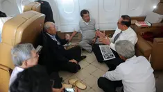 Wakil Presiden Jusuf Kalla berdiskusi bersama Staf Khusus dan Deputi Wakil Presiden sambil lesehan di Kabin Pesawat Khusus Kepresidenan BBJ-2 dalam penerbangan menuju Mongolia, Kamis (14/7). (Foto: Tim Media Wapres)