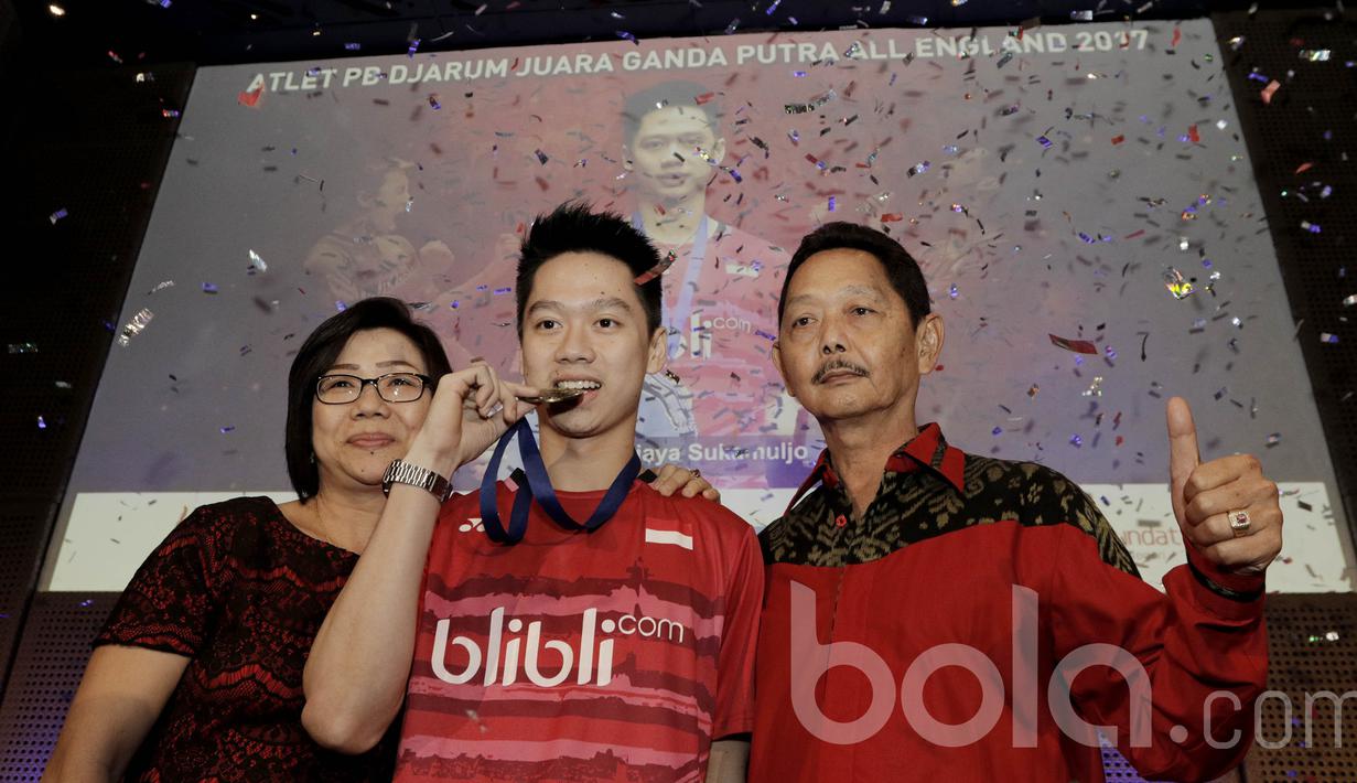 Juara All England 2017, Kevin Sanjaya, bersama kedua orang tuanya menghadiri acara pemberian bonus dari Djarum Foundation di Grand Indonesia, Rabu (23/3/2017). Kevin Sanjaya  mendapatkan bonus sebesar Rp 250 juta. (Bola.com/M Iqbal Ichsan)