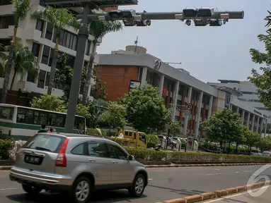 Sebuah alat electronic road pricing (ERP) tampak terpasang di kawasan Kuningan, Jakarta, Senin (22/9/2014) (Liputan6.com/Faizal Fanani)