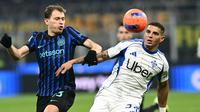 Inter Milan saat bertemu Como di ajang Liga Italia 2025/2026. Tampak bek Como Diego Carlos (kanan) berduel dengan gelandang Inter Milan Nicolo Barella. (Stefano RELLANDINI / AFP)